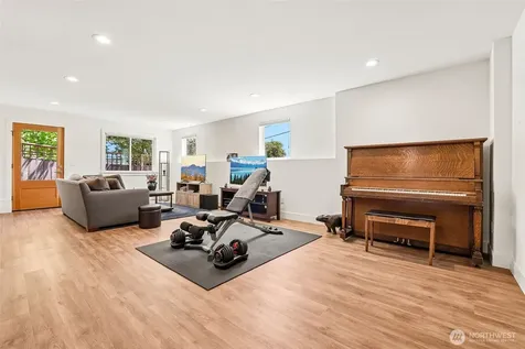 2460 W Lynn Street Seattle WA 98199