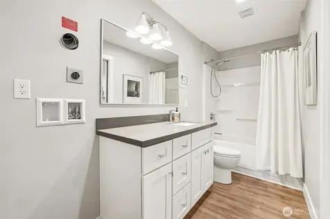 2460 W Lynn Street Seattle WA 98199
