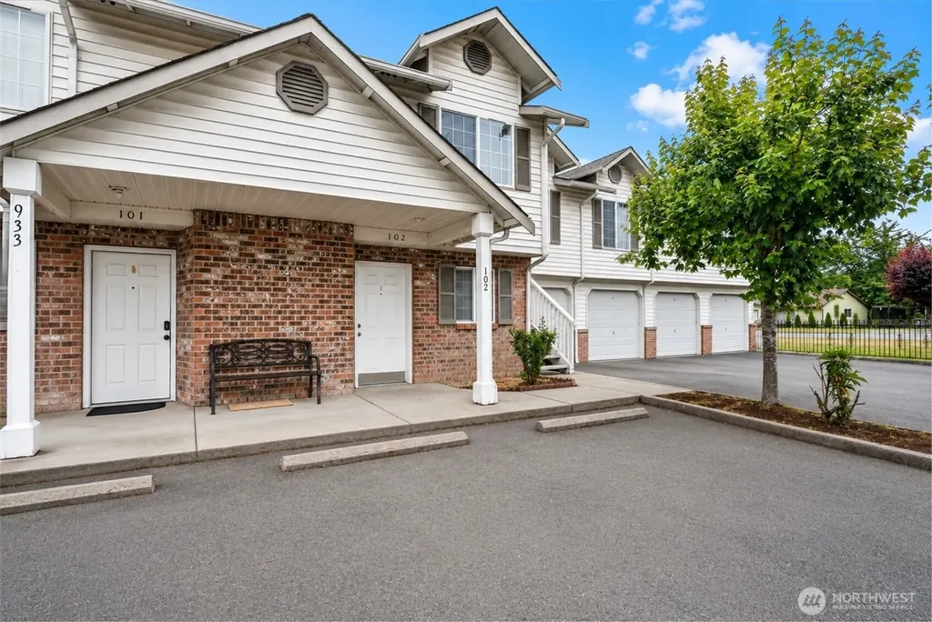 933 4th Avenue N Kent WA 98032