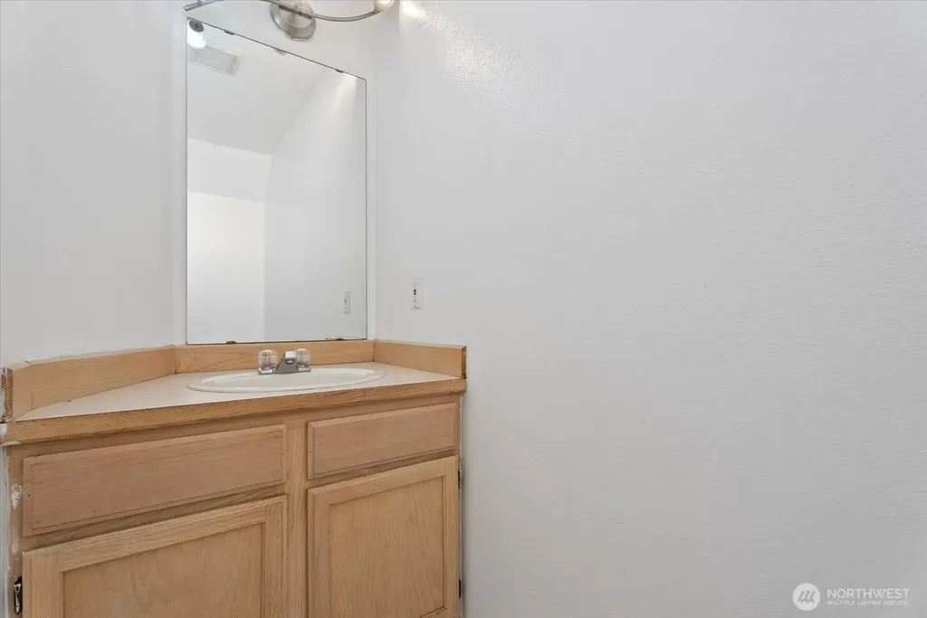 933 4th Avenue N Kent WA 98032