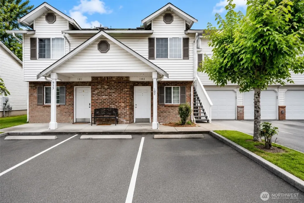 933 4th Avenue N Kent WA 98032
