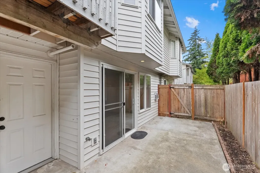 933 4th Avenue N Kent WA 98032
