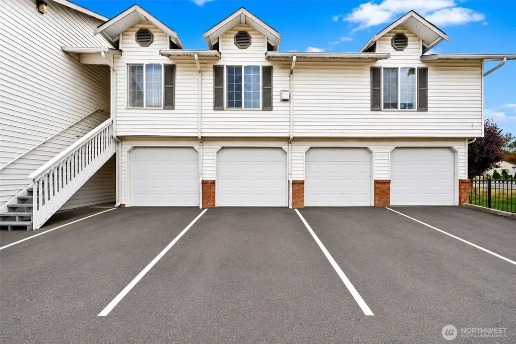 933 4th Avenue N Kent WA 98032