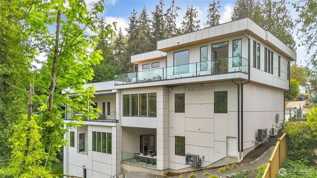 3806 95th Avenue NE Yarrow Point WA 98004