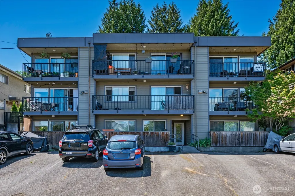 4219 Whitman Avenue N Seattle WA 98103