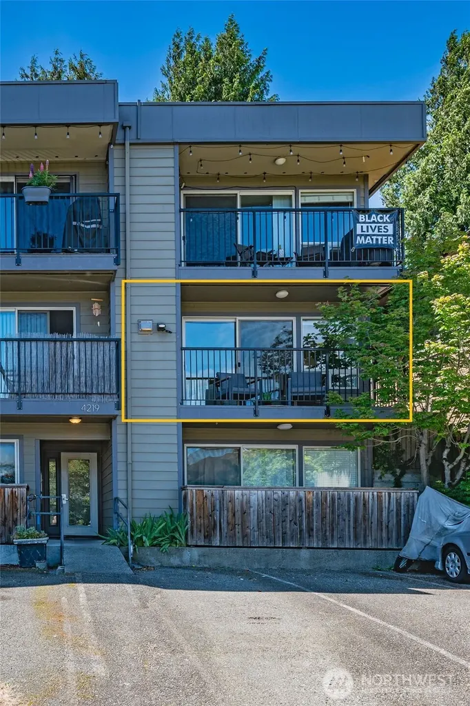 4219 Whitman Avenue N Seattle WA 98103
