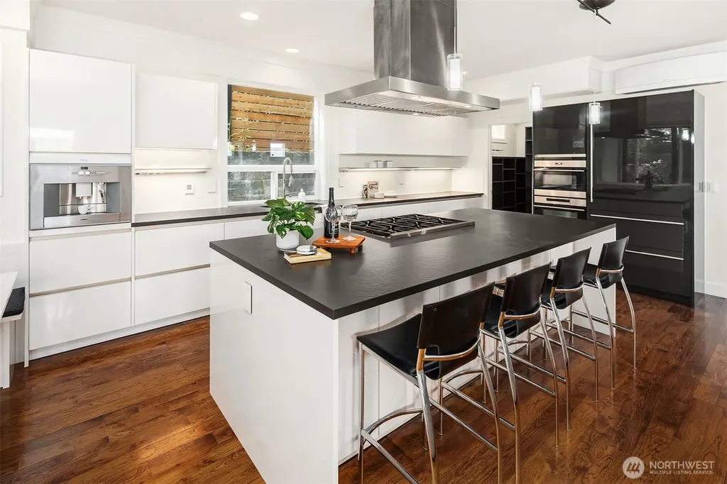 2607 W Newton Street Seattle WA 98199
