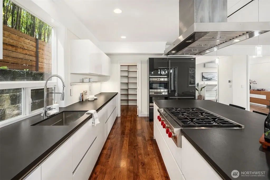 2607 W Newton Street Seattle WA 98199