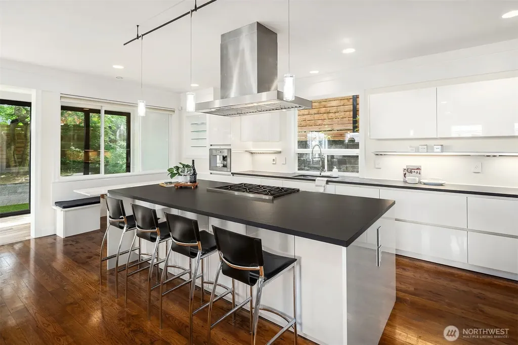 2607 W Newton Street Seattle WA 98199