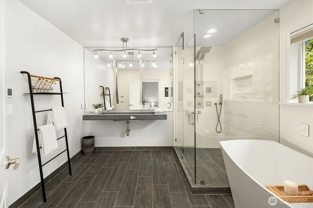 2607 W Newton Street Seattle WA 98199