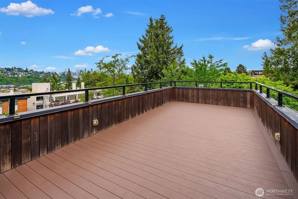 2607 W Newton Street Seattle WA 98199