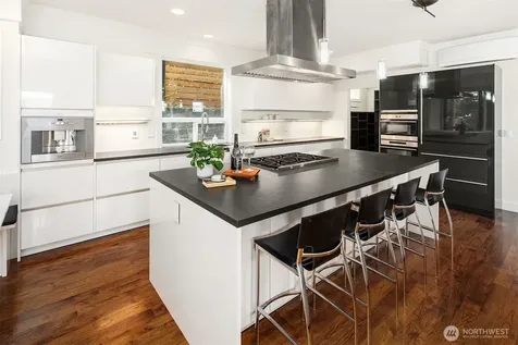 2607 W Newton Street Seattle WA 98199