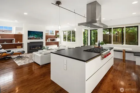 2607 W Newton Street Seattle WA 98199