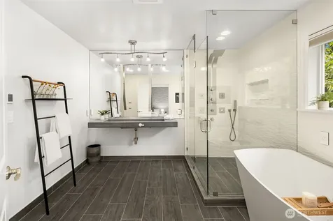 2607 W Newton Street Seattle WA 98199