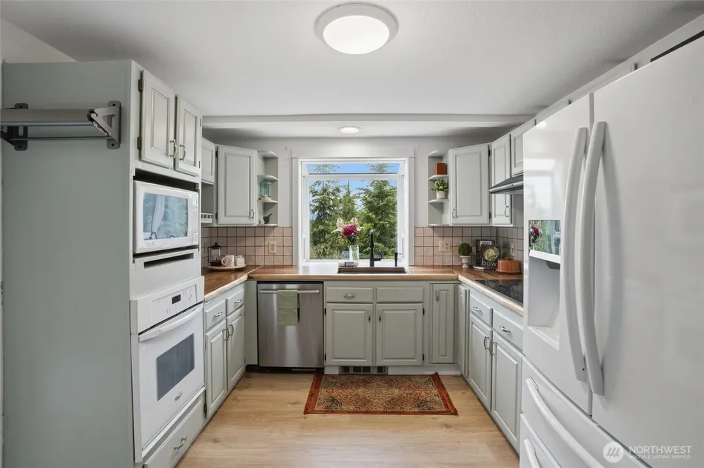 17137 NW Sunset Ridge Way Seabeck WA 98380