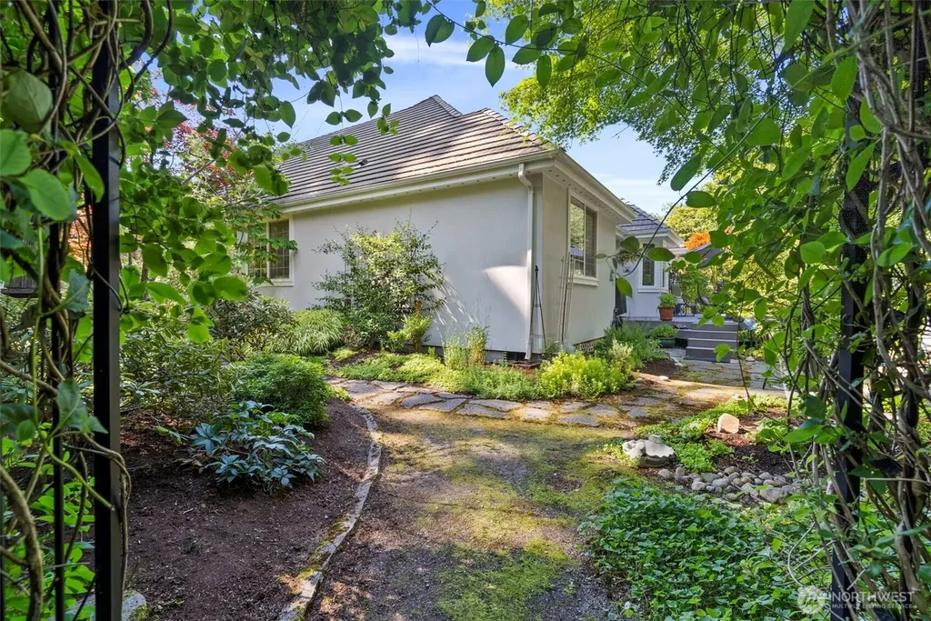 7201 Holly Hedge SW Lakewood WA 98499