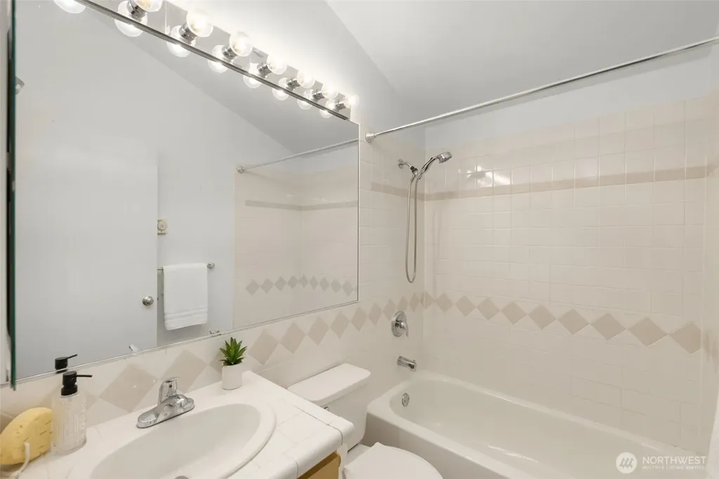 2432 Dexter Avenue N Seattle WA 98109