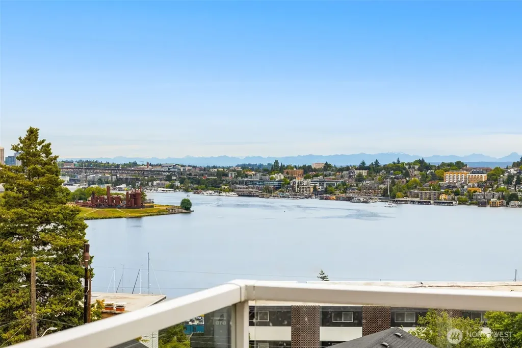2432 Dexter Avenue N Seattle WA 98109