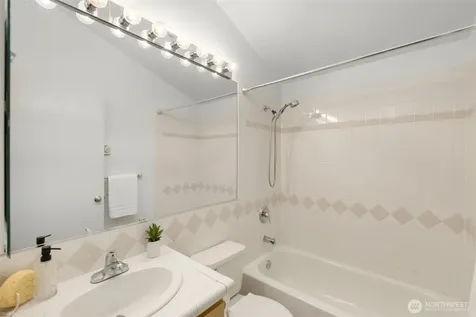 2432 Dexter Avenue N Seattle WA 98109