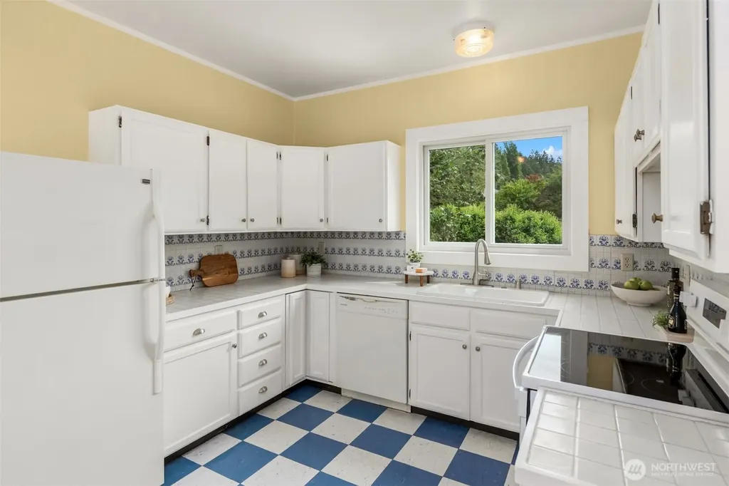 8395 NE Oddfellows Bainbridge Island WA 98110