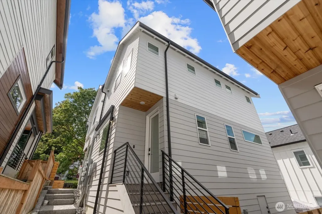 10338 Wallingford Avenue N Seattle WA 98133