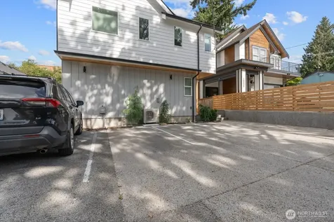 10338 Wallingford Avenue N Seattle WA 98133