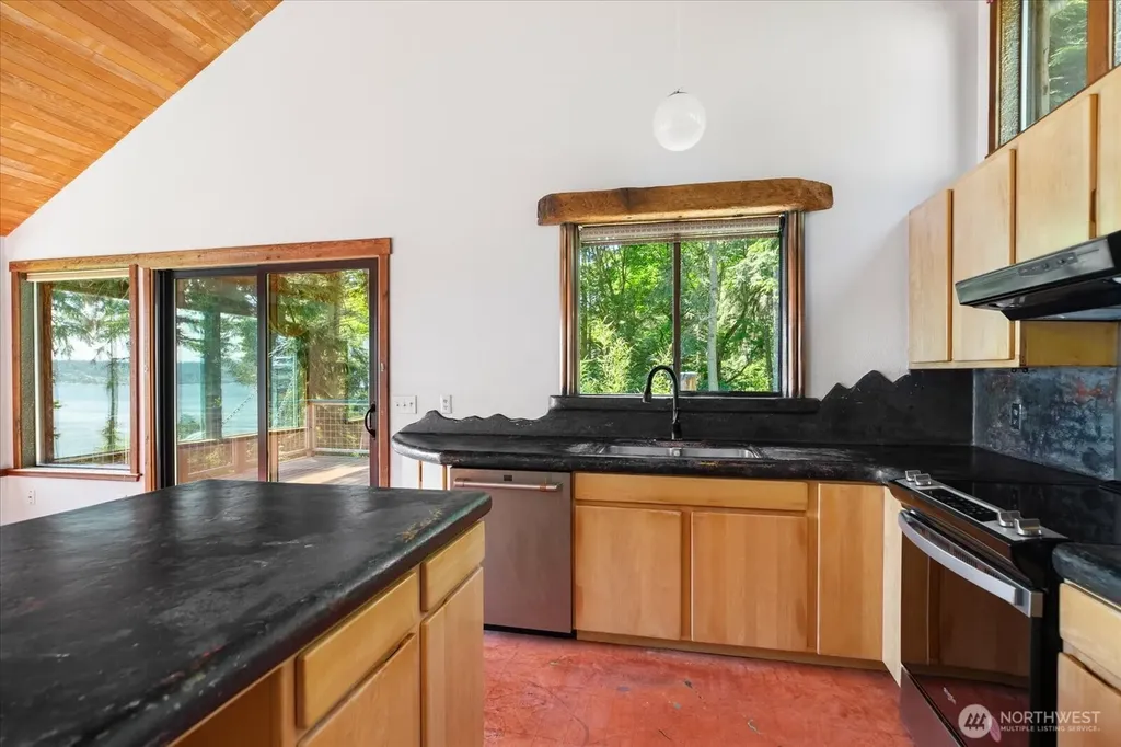1975 North Bluff Road Coupeville WA 98239