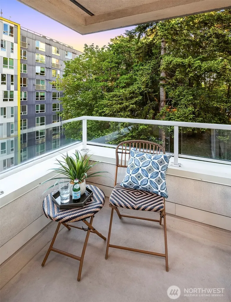 4528 8th Avenue NE Seattle WA 98105
