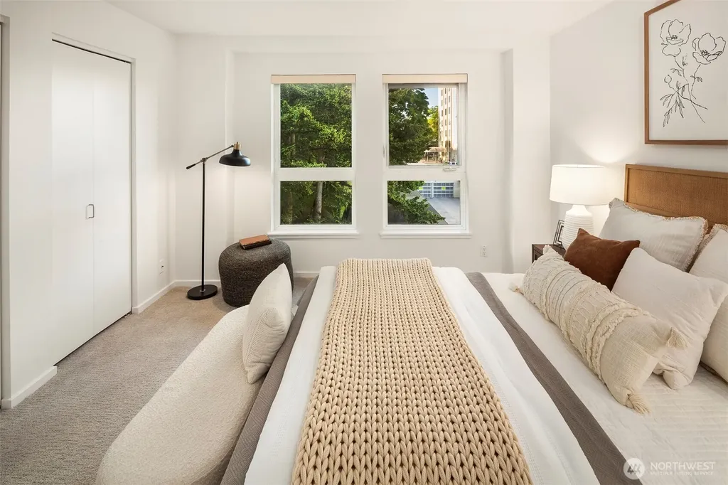4528 8th Avenue NE Seattle WA 98105