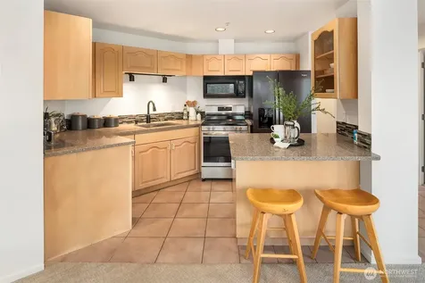 4528 8th Avenue NE Seattle WA 98105