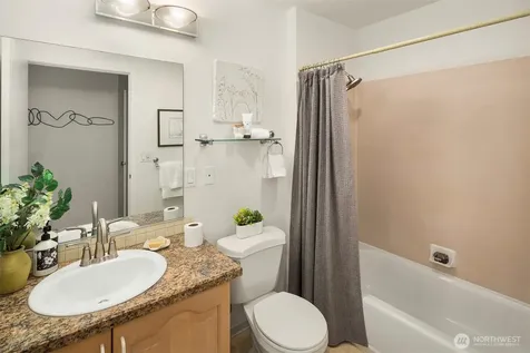4528 8th Avenue NE Seattle WA 98105