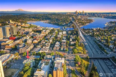 4528 8th Avenue NE Seattle WA 98105