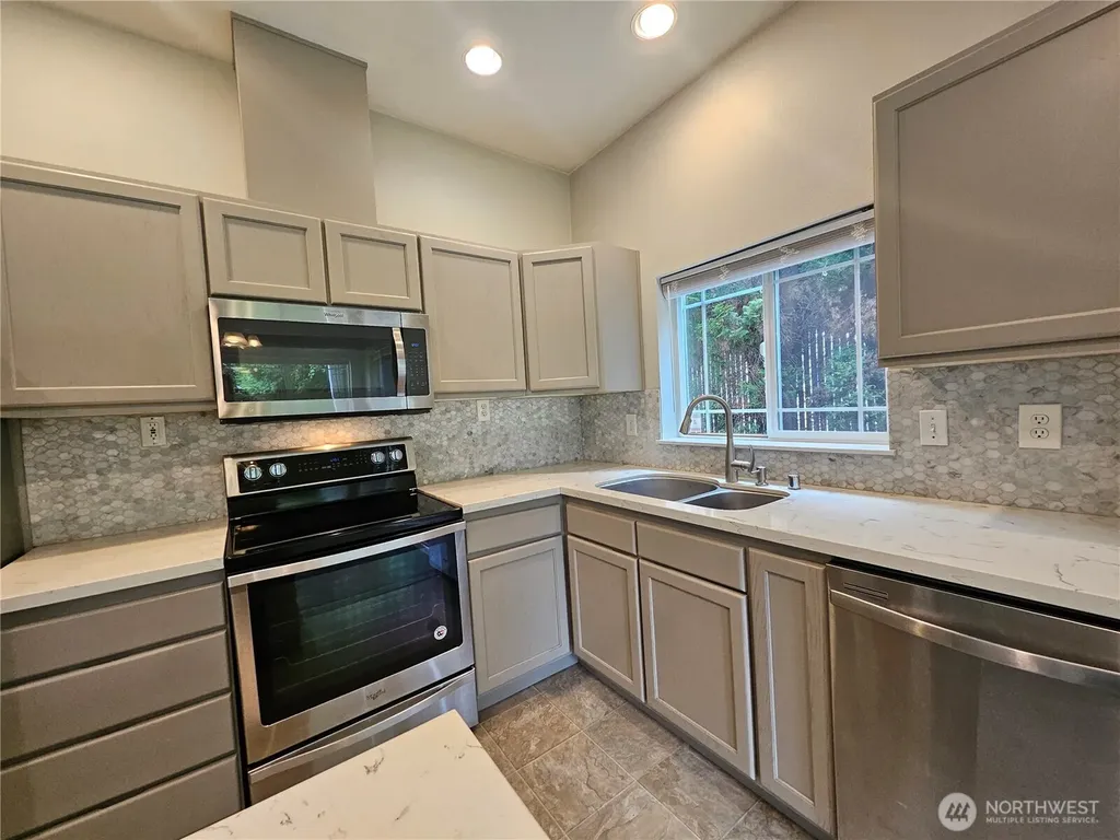 10025 9th Avenue W Everett WA 98204