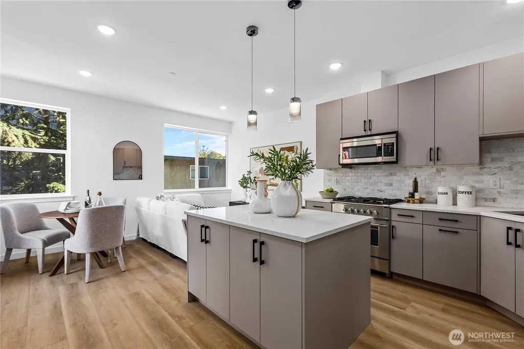 6546 Latona Avenue NE Seattle WA 98115