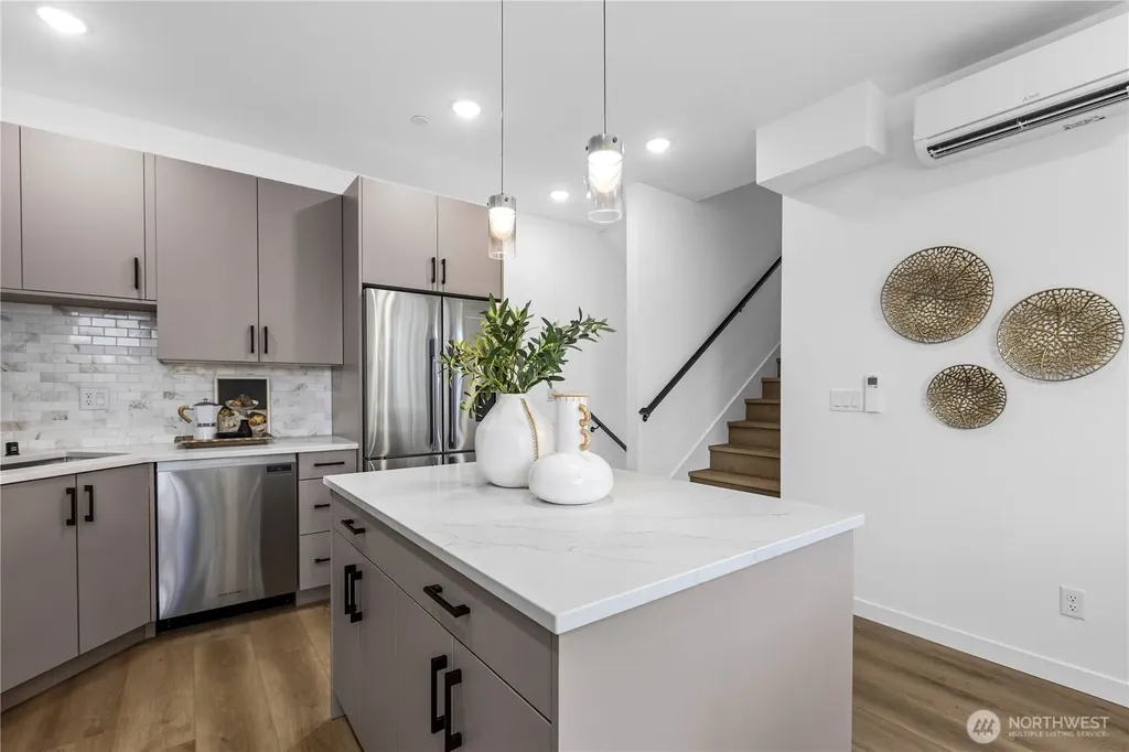 6546 Latona Avenue NE Seattle WA 98115