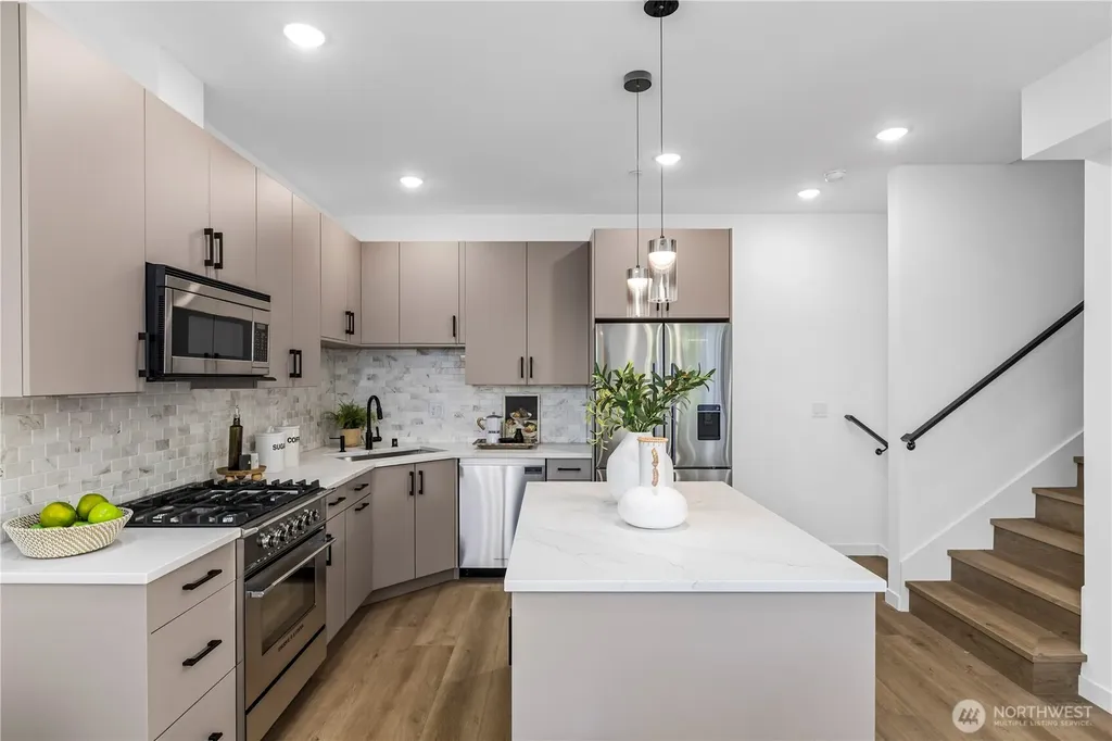 6546 Latona Avenue NE Seattle WA 98115