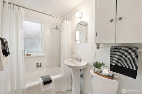 6203 39th Avenue NE Seattle WA 98115