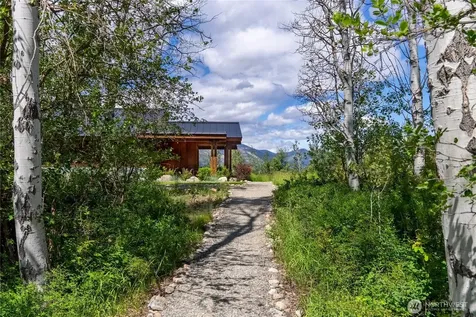 14 Wright Road Winthrop WA 98862