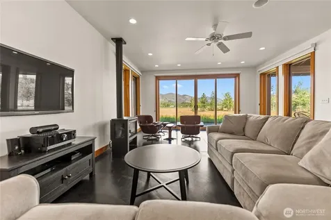 14 Wright Road Winthrop WA 98862