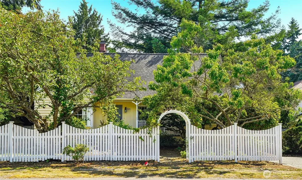 739 N 165th Street Shoreline WA 98133