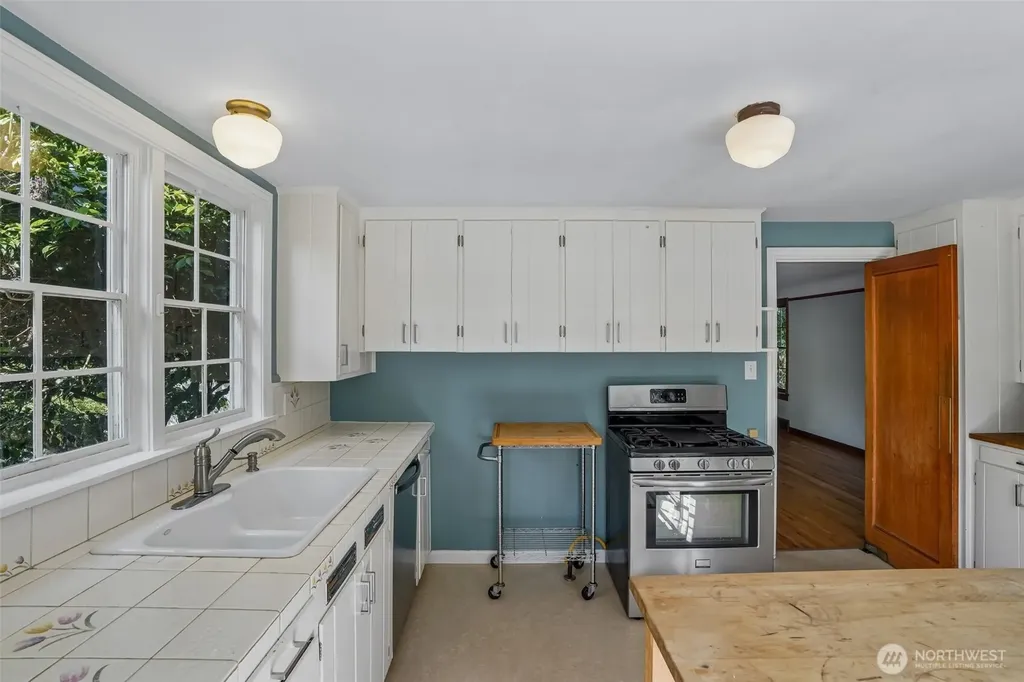 739 N 165th Street Shoreline WA 98133