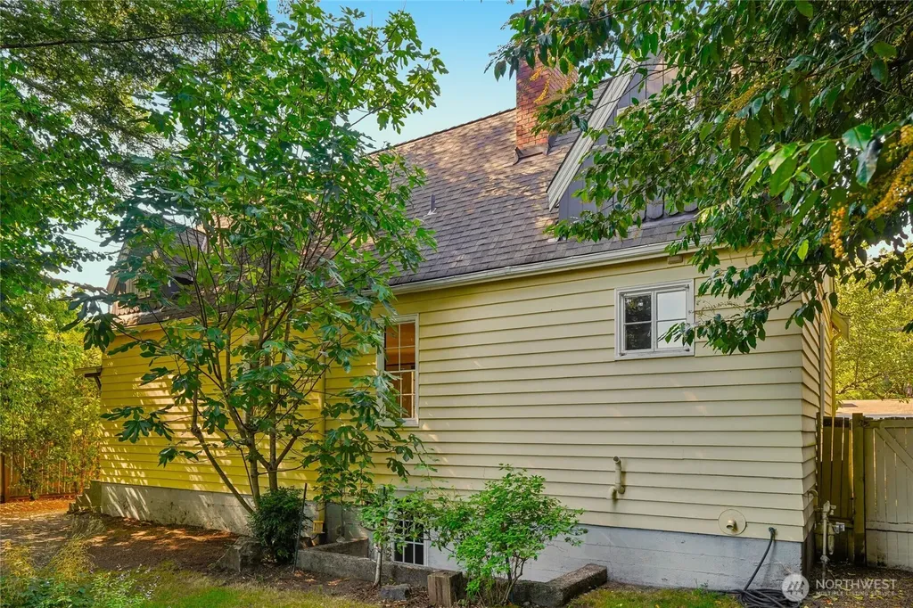 739 N 165th Street Shoreline WA 98133