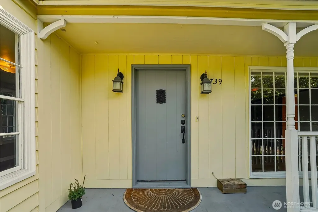 739 N 165th Street Shoreline WA 98133