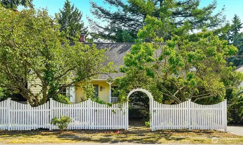 739 N 165th Street Shoreline WA 98133