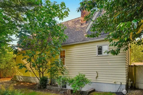 739 N 165th Street Shoreline WA 98133