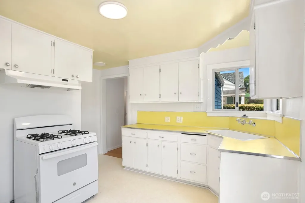 15513 8th Avenue NE Shoreline WA 98155