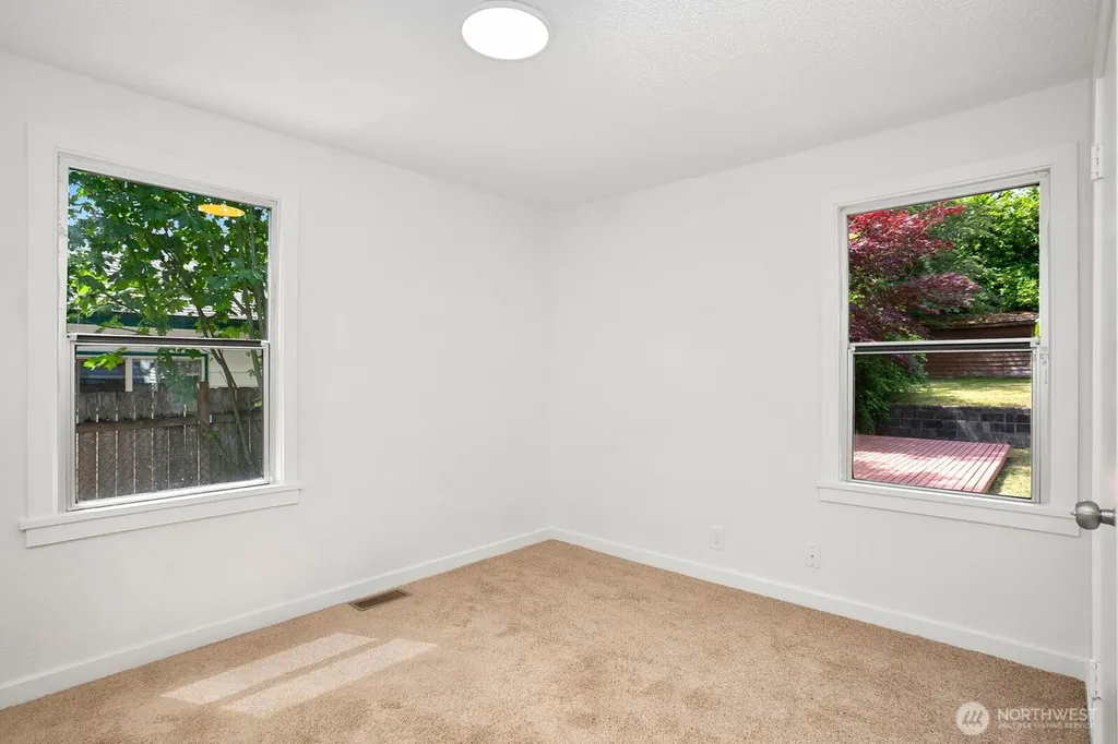 15513 8th Avenue NE Shoreline WA 98155