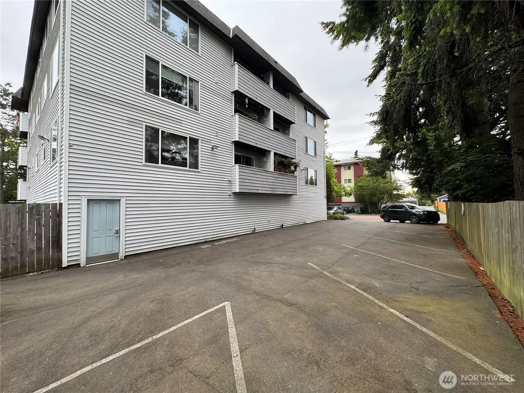 555 N 105th Street Seattle WA 98133