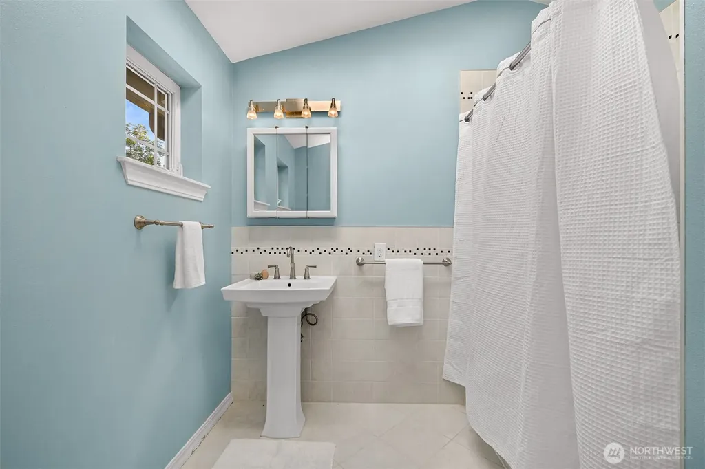 1608 Valhalla Street Bellingham WA 98226