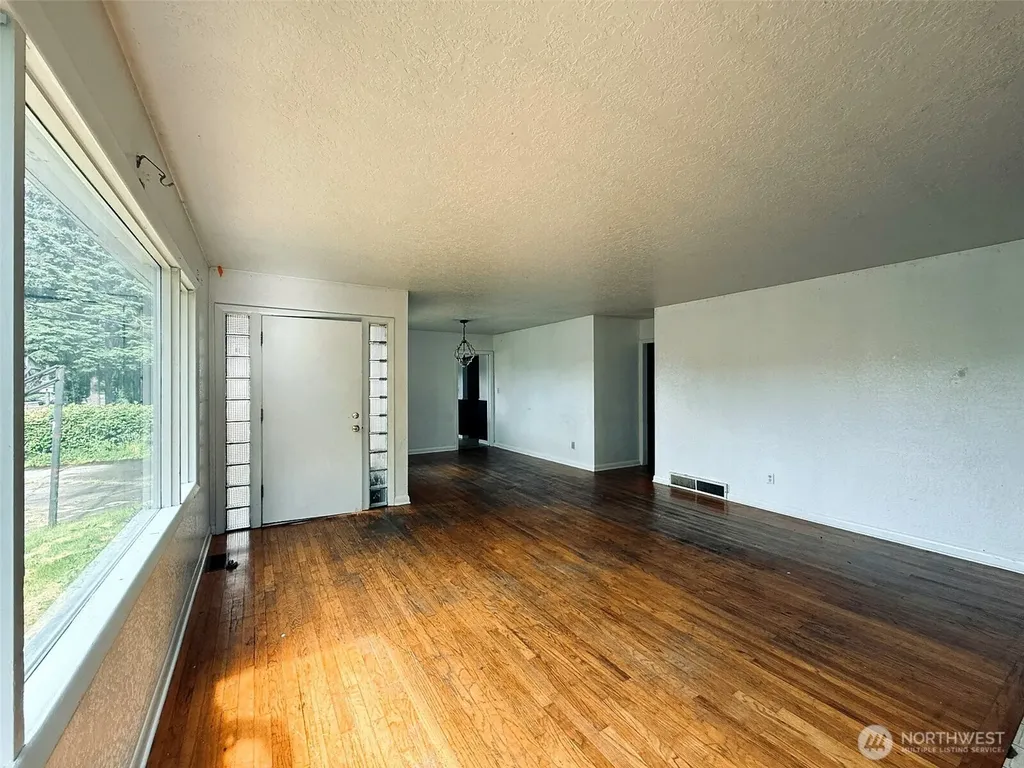 2827 Ocean Beach Highway Longview WA 98632